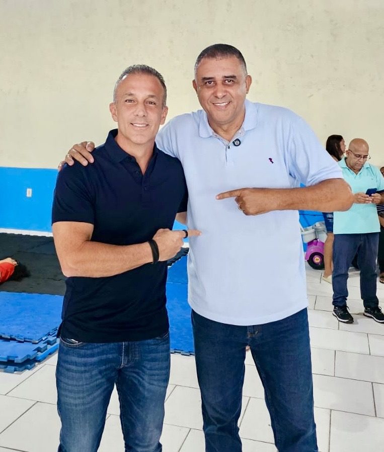 O pré-candidato a deputado federal Cleibe do Rio e o candidato estadual Cláudio Caiado cumprem agenda conjunta no bairro de Paciência
